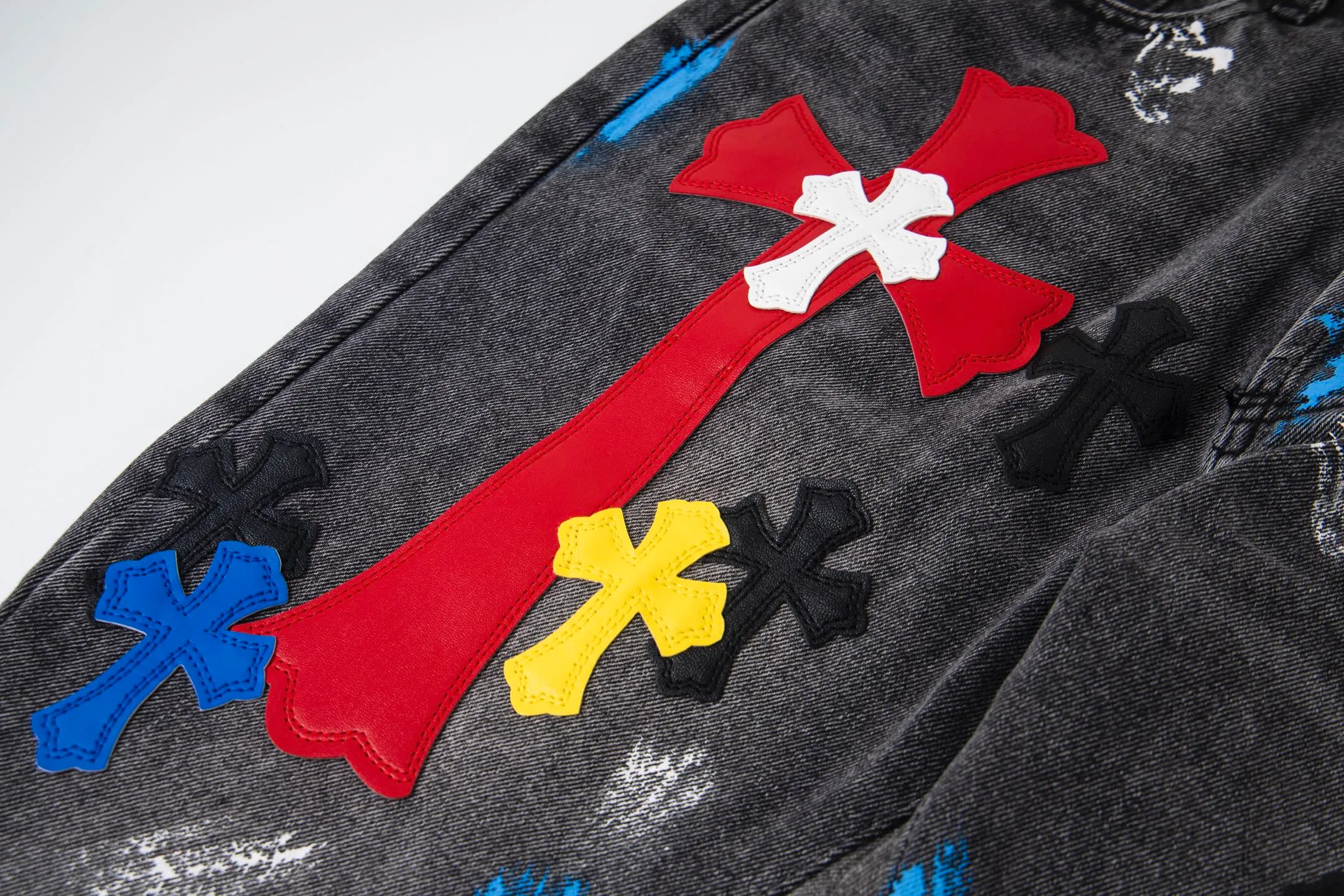 💰290 GALLERY DEPT & Chrome hearts Chrome Hearts co-branded big red logo with blue, yellow, black and white multi-color splicing washed jeans. Really restores the ultimate vintage texture. Three-dimensional version. Loose and comfortable, not picky about the figure. Makes you taller and slimmer. Factory Seiko. Original quality control. Same style for men and women. Can be matched with couples. Versatile recommendation. Must-have jeans for all seasons. Trendsetters have been disappointed. From the quality selection of fabrics, the tailoring of details, and the matching of patterns, they are all impeccable! The upper body is so handsome when worn...it can be easily worn by men, women and children! The craftsmanship is made of heavy-duty washed pure cotton denim fabric. After washing, it is soft and thick. It is very stylish when worn on the body. Style number: 1757# Color: black Size: 28 30 32 34 36